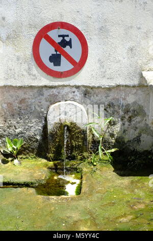 Kommunale gut Tippen links läuft während eines Entwurfs in einem Corfu Village Stockfoto