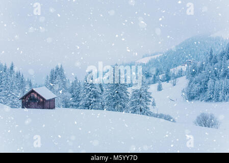 Schnee auf Hügeln in Sattel Region Luzern Schweiz. Stockfoto