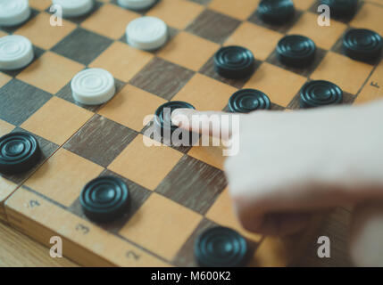 Kind spielen Checkers Board Game. Nahaufnahme. Stockfoto