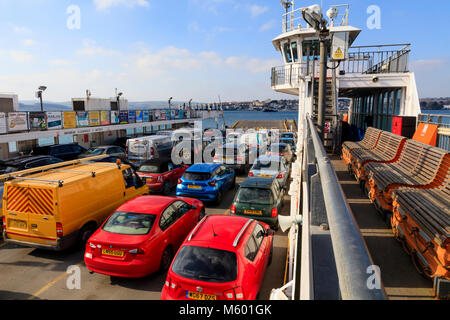 Kette Fähre beladen mit Winter Verkehr des River Tamar Überfahrt von Plymouth zu der Cornish Stadt Yarmouth Stockfoto