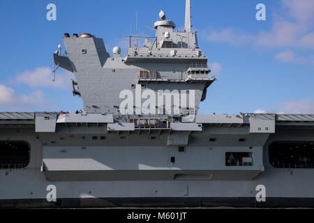 Royal Navy Flaggschiff HMS Queen Elizabeth Ankunft in Portsmouth, Großbritannien am 27. Februar 2018 Stockfoto