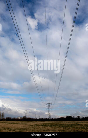 Stromleitungen ausdehnend über ein offenes Feld. Eef Stockfoto