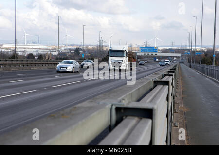 Straßenverkehr der Überquerung der Avonmouth Brücke auf der Autobahn M5 Stockfoto