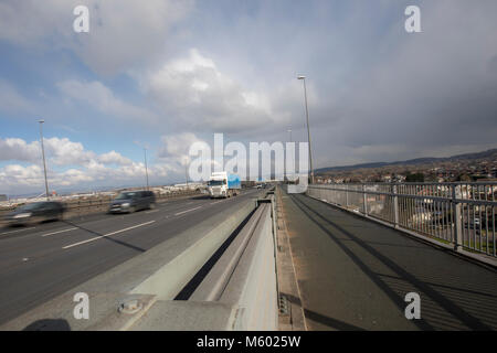 Straßenverkehr der Überquerung der Avonmouth Brücke auf der Autobahn M5 Stockfoto