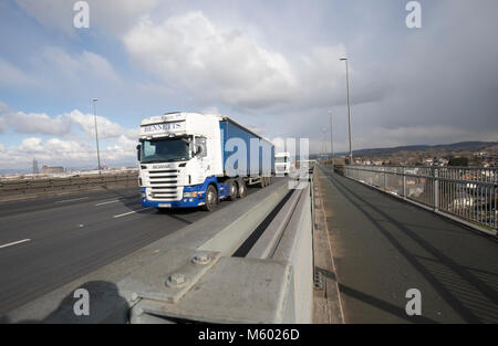 Straßenverkehr der Überquerung der Avonmouth Brücke auf der Autobahn M5 Stockfoto