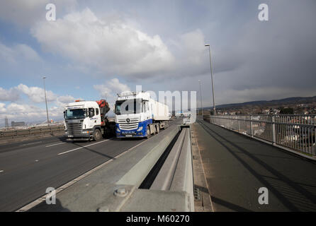 Straßenverkehr der Überquerung der Avonmouth Brücke auf der Autobahn M5 Stockfoto