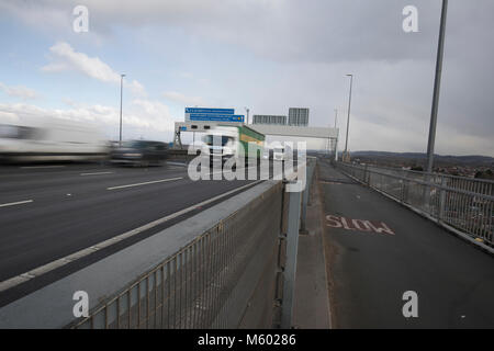 Straßenverkehr der Überquerung der Avonmouth Brücke auf der Autobahn M5 Stockfoto