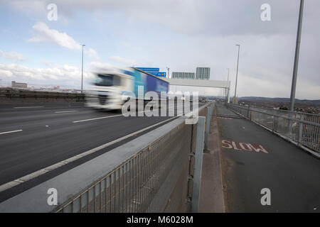 Straßenverkehr der Überquerung der Avonmouth Brücke auf der Autobahn M5 Stockfoto