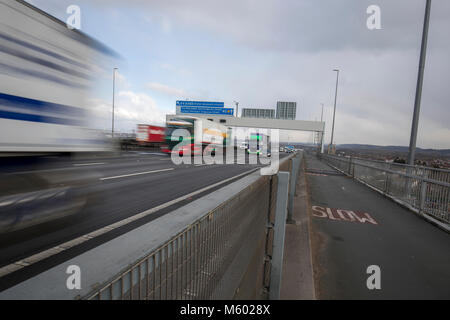 Straßenverkehr der Überquerung der Avonmouth Brücke auf der Autobahn M5 Stockfoto