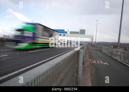 Straßenverkehr der Überquerung der Avonmouth Brücke auf der Autobahn M5 Stockfoto