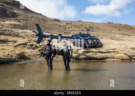 Heli-Tauchen im Bergsee, Island Stockfoto