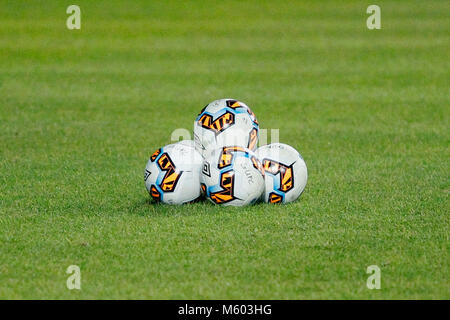 Allgemeine Ansicht einer Pyramide von fußbällen vor einem Match aufwärmen Stockfoto