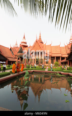 Buddhistische Mönche im Garten, Nationalmuseum von Kambodscha, Phnom Penh, Kambodscha Asien Stockfoto