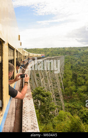 Nawnghkio: Goteik Viadukt (Gohteik Teik, Kr), Bahn Gestellbrücke, Zug,, Shan Staat, Myanmar (Birma) Stockfoto