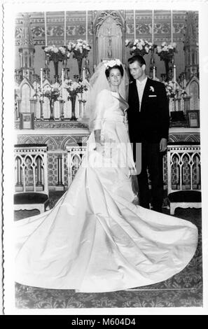 1960s 1970s Hochzeit kaukasischen Paar in die Kamera schaut. Schwarzweiß gedreht. Italien Stockfoto