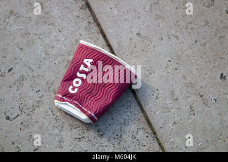 SINGLE USE Kaffee Tasse: Wurf Stockfoto