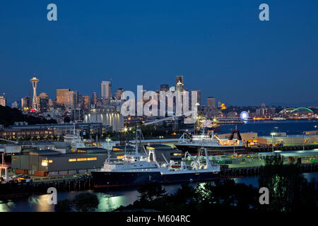 WA13738-00...WASHINGTON - Blick auf die Docks, die Uferpromenade, die Space Needle und die Hochhäuser der Innenstadt von der Magnolia Bridge in Seattle. 2017 Stockfoto