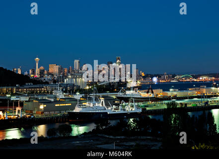 WA13739-00...WASHINGTON - Blick auf die Docks, die Uferpromenade, die Space Needle und die Hochhäuser der Innenstadt von der Magnolia Bridge in Seattle. 2017 Stockfoto