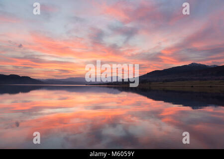 Die Sonne geht hinter Ben Venue am westlichen Ende des Loch Venachar Stockfoto