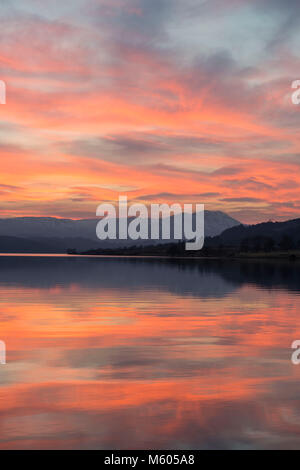 Die Sonne geht hinter Ben Venue am westlichen Ende des Loch Venachar Stockfoto