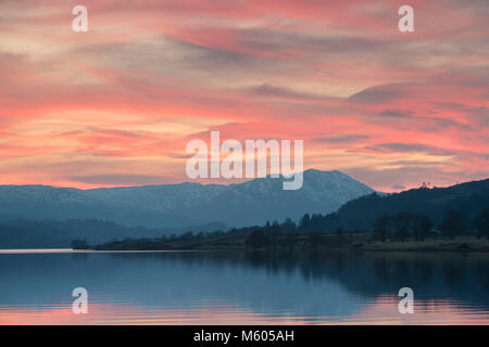 Die Sonne geht hinter Ben Venue am westlichen Ende des Loch Venachar Stockfoto