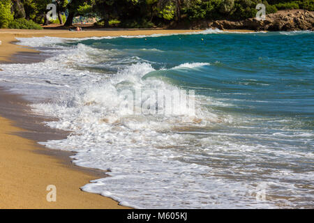 Meer Wellen laufen am Strand, Wellen, Schaum, kleiner Sturm, Chalkidiki, Griechenland. Stockfoto