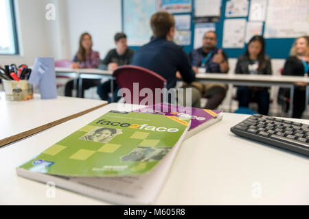 Echten ausländische Schüler lernen Sie Englisch an der Hochschule in den Klassenraum und Bibliothek einer Hochschule/Universität Stockfoto