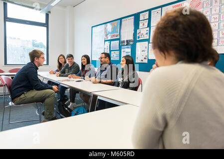 Echten ausländische Schüler lernen Sie Englisch an der Hochschule in den Klassenraum und Bibliothek einer Hochschule/Universität Stockfoto