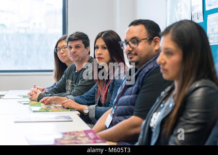 Echten ausländische Schüler lernen Sie Englisch an der Hochschule in den Klassenraum und Bibliothek einer Hochschule/Universität Stockfoto