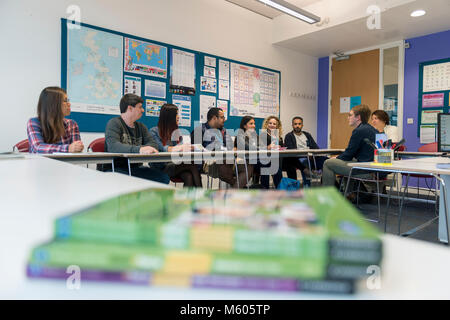 Echten ausländische Schüler lernen Sie Englisch an der Hochschule in den Klassenraum und Bibliothek einer Hochschule/Universität Stockfoto