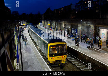 Clifton Down Bahnhof, Bristol, die Pendler im Berufsverkehr Stockfoto