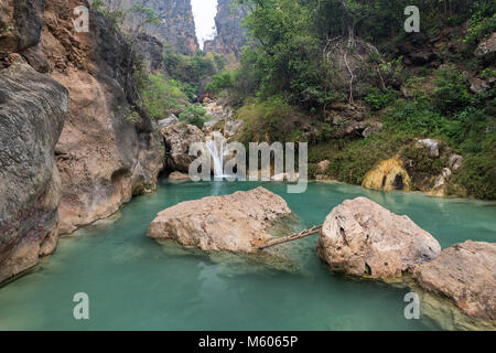 Felsen, Teich und einem kleinen Wasserfall an der Tat Doat Wasserfälle in der Nähe von Mandalay, Myanmar (Birma). Stockfoto