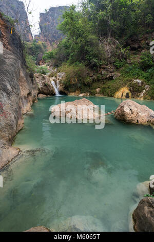 Felsen, Teich und einem kleinen Wasserfall an der Tat Doat Wasserfälle in der Nähe von Mandalay, Myanmar (Birma). Stockfoto