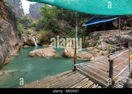 Felsen, Teich, ein kleiner Wasserfall und eine einfache Holzhütte in der Tat Doat Wasserfälle in der Nähe von Mandalay, Myanmar (Birma). Stockfoto