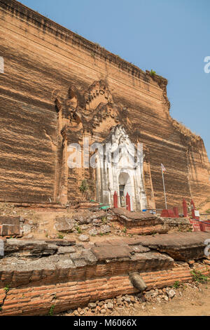 Seitliche Sicht auf die Ruinen der unvollendete Mingun Mingun Pahtodawgyi Monument, das Stupa in der Nähe von Mandalay in Myanmar an einem sonnigen Tag. Stockfoto