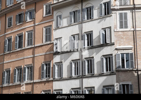 Häuser, Fenster und Rollläden in Rom in Italien Stockfoto