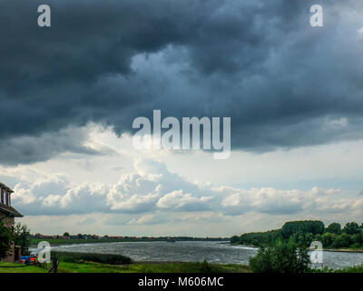 Bevorstehende Gewitter über der Elbe in der Nähe von Hoopte, Niedersachsen, Deutschland. Stockfoto