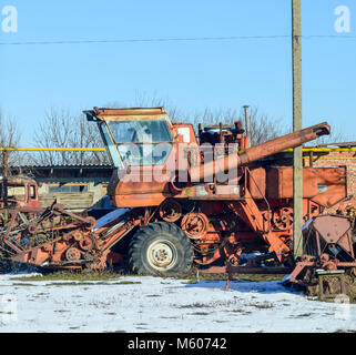 Rostige alte Mähdrescher. Garage von landwirtschaftlichen Maschinen. Stockfoto