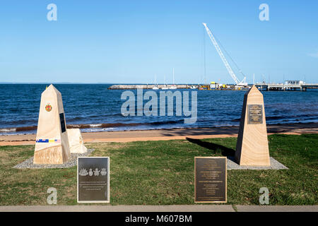 Denkmal für die Vietnam Veteranen (links) und Soldaten und Frauen des WW1 (rechts), in Anzac Platz, Redcliffe, Australien Stockfoto