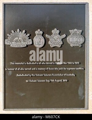 Plakette auf den Obelisk an alle, die in der Vietnam Krieg diente gewidmet, Anzac Platz, Redcliffe, Australien Stockfoto