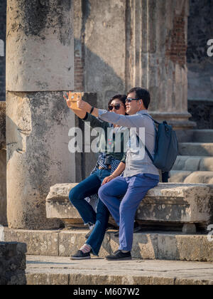 Touristen nehmen selfie an Ruinen von Pompeji Stockfoto