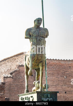 Bronzestatue der römischen Zentaurstatue des polnischen Bildhauers Igor Mitoraj. Ruinen von Pompeji, Italien. Stockfoto