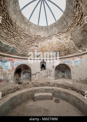 Weitwinkelansicht von Decke und Boden des Regio VII. Insula I,8. Stabian Bäder, Pompeji Ruinen, Italien. Stockfoto