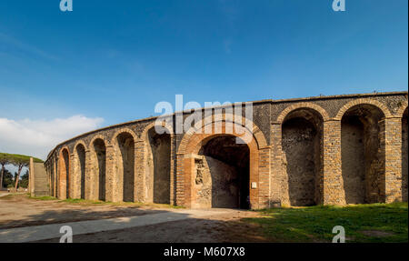 Amphitheater von Pompeji. Das älteste erhaltene römische Amphitheater in der antiken römischen Stadt, das durch den Ausbruch des Vesuvs begraben wurde. Stockfoto