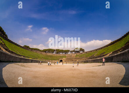 Amphitheater von Pompeji. Die ältesten noch erhaltenen römischen Amphitheater im antiken römischen Stadt Pompeji entfernt. Stockfoto