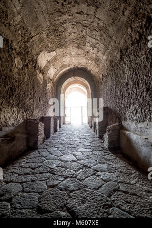 Eingang Tunnel in das Amphitheater von Pompeji, Italien. Stockfoto