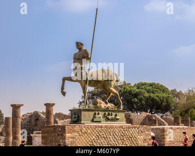 Bronzestatue der römischen Zentaurstatue des polnischen Bildhauers Igor Mitoraj. Ruinen von Pompeji, Italien. Stockfoto