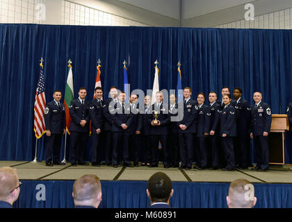 Flieger in F - Flug, Flieger-führung Schule 18-4, nehmen die Auszeichnung als die Ehre Flug bei der Chief Master Sgt. Paul H. Lankford Soldaten Professional Military Education Center auf McGhee Tyson Air National Guard Base in East Tennessee, Feb 8, 2018, während der Abschlussfeier. (U.S. Air National Guard Stockfoto