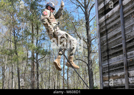 U.S. Army National Guard Pvt. Matthäus Woolever der 881St Engineer Support Unternehmen, 105 Engineer Battalion rappels ein Turm während 2017 Sapper Stakes Wettbewerb im Camp Butner, NC April 8, 2017. 2017 Sapper Stakes Wettbewerb Gruben neun Teams von Ingenieuren aus dem ganzen Staat in einem Test der Stärke und Fähigkeiten zusammen mit dem Ingenieur Gemeinschaft NC-Schutzes und der Reserve Aggregate zu kämpfen. (U.S. Armee Stockfoto