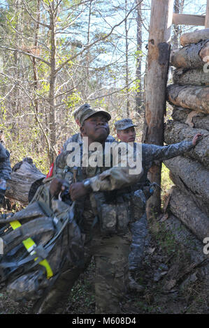 U.S. Army Reserve Pfc. Deven Riles 346 Unternehmen, 343 Bataillon wirft seinen Rucksack über das Hindernis während der 105 Ingenieur Bataillon 2017 Sapper Stakes Einladungs am Camp Butner, NC April 9, 2017. Sapper Stakes Einladungs Gruben neun Teams von Ingenieuren aus dem ganzen Staat in einem Test der Stärke und Fähigkeiten zusammen mit dem Ingenieur Gemeinschaft NC-Schutzes und der Reserve Aggregate zu kämpfen. (U.S. Armee Stockfoto